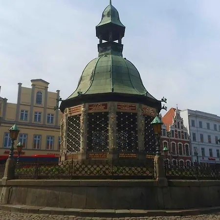 Historischer Ohlerich Speicher Hafen Ap.18 * Wismar