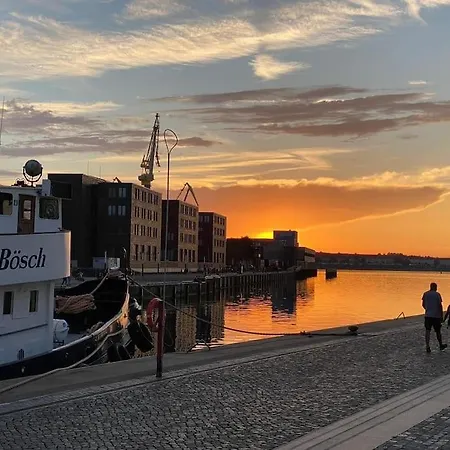 Historischer Ohlerich Speicher Hafen Ap.18 * Wismar